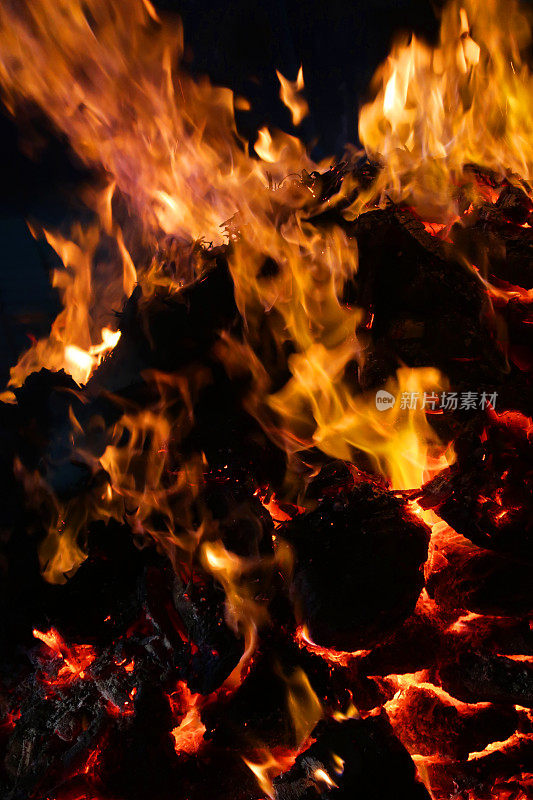 胡里节前夕与篝火的颜色，Holika Dahan印地语胡里节前夕与印度人聚集在宗教篝火的照片，德里，印度